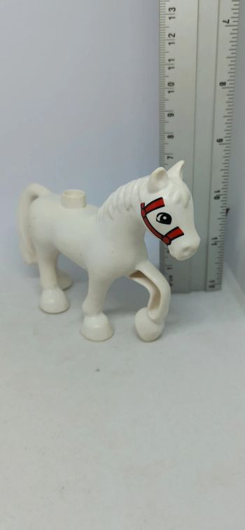 Cheval blanc avec dessin de brides lego duplo