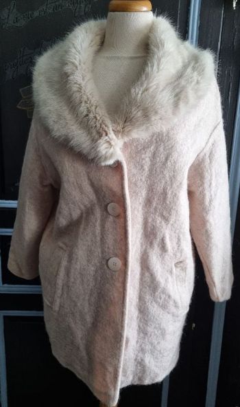 Manteau rose avec fausse fourrure au col taille S