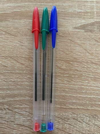 3 stylos bic ( bleu, vert , rouge)