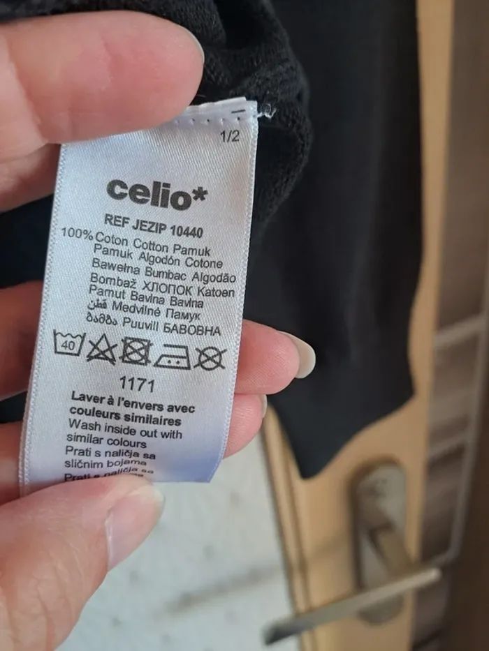 Pull homme celio noir L peu porté très très légère décoloration pliage se voit pas prix mini - photo numéro 8
