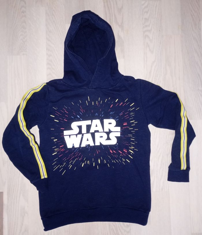 Sweatshirt bleu marine motif Stars Wars
T. 10 ans
