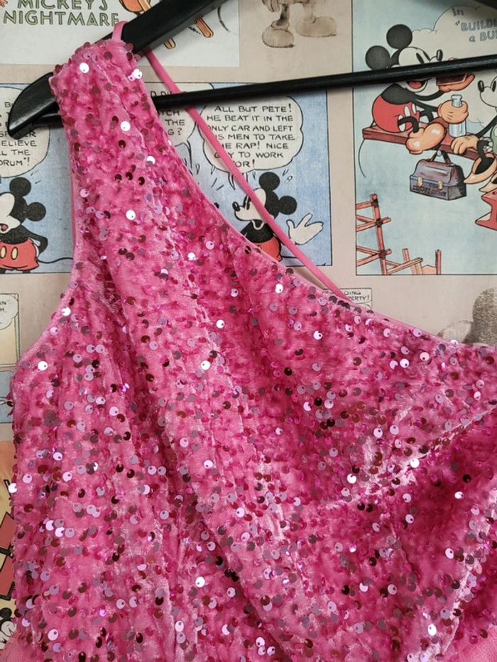 Robe rose à jupons et sequins