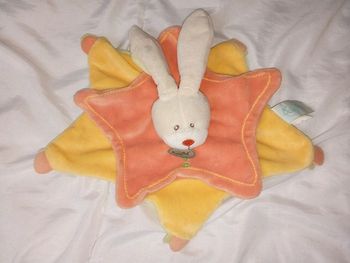 Doudou plat, forme étoile, motif lapin marque baby nat' orange, jaune