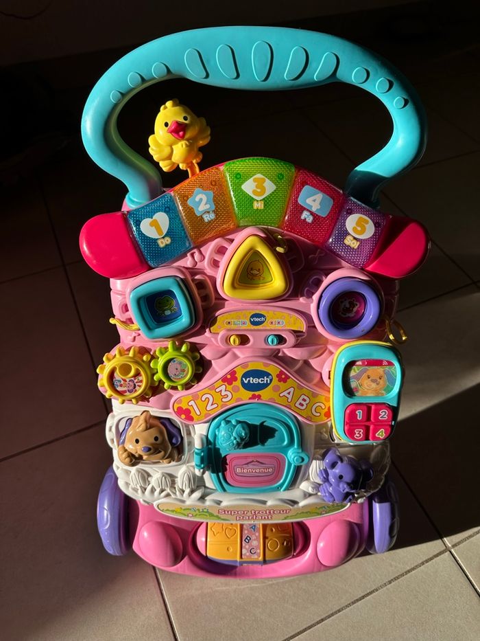 Trotteur VTech en parfait état, utilisé 1 ou 2 fois. Complet avec téléphone.