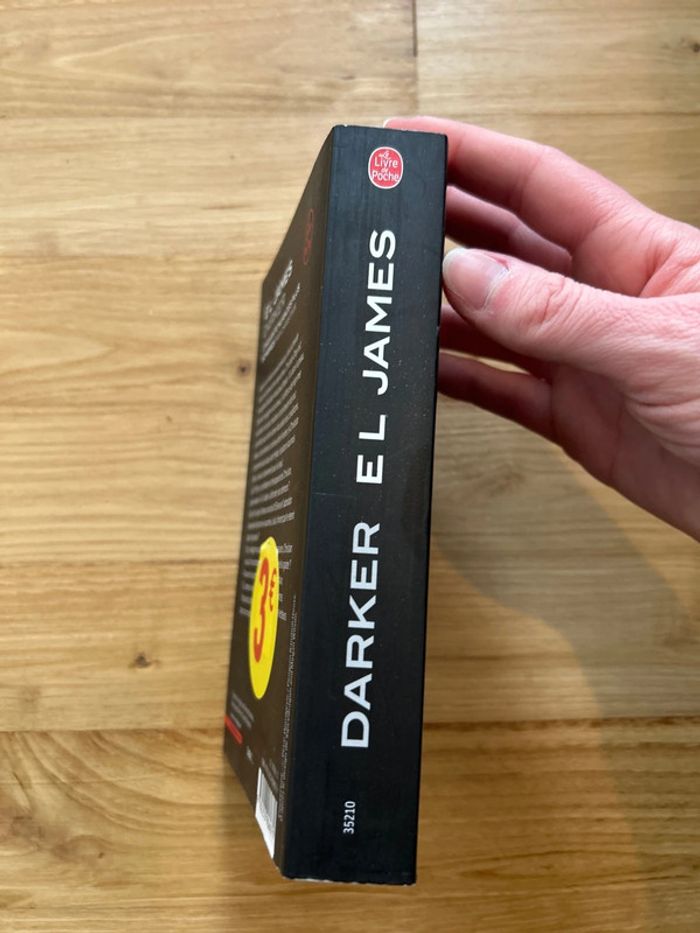 Livre cinquante nuances plus sombres - photo numéro 3