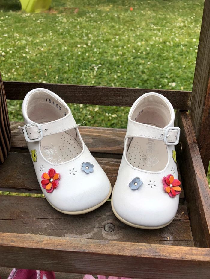 Chaussure semi ouverte fleurs