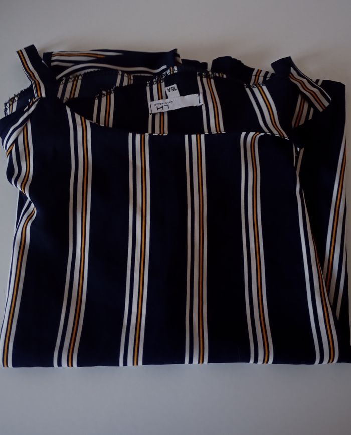 Dessus chemisier.16 ans . Manches courtes. Épaules dénudées. Polyester . Marine ,blanc et jaune .La Halle. Neuf
