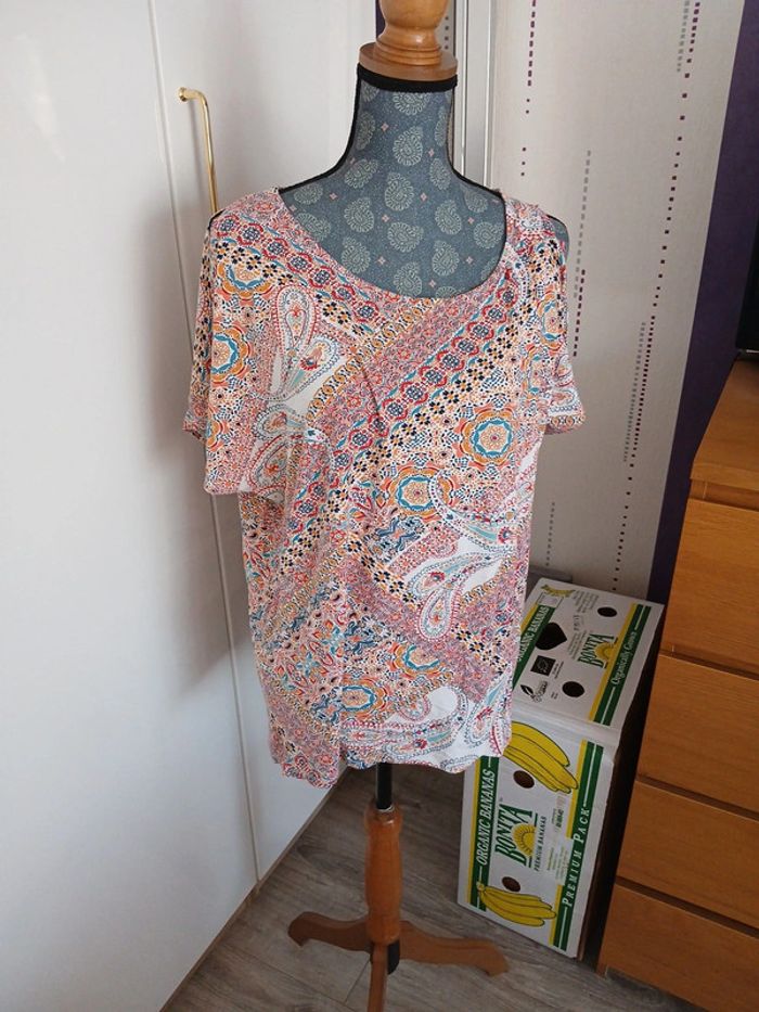 T-shirt épaule dénudé