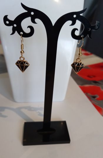 Boucles d'oreilles forme diamant noir et doré
