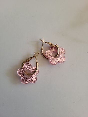 Boucles d'oreilles fleurs roses pailettées