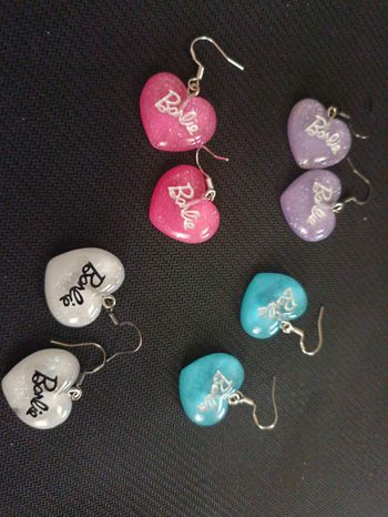 💖 Lot de 4 paires de boucles d’oreilles cœur Barbie – Résine style girly Neuf sans étiquette