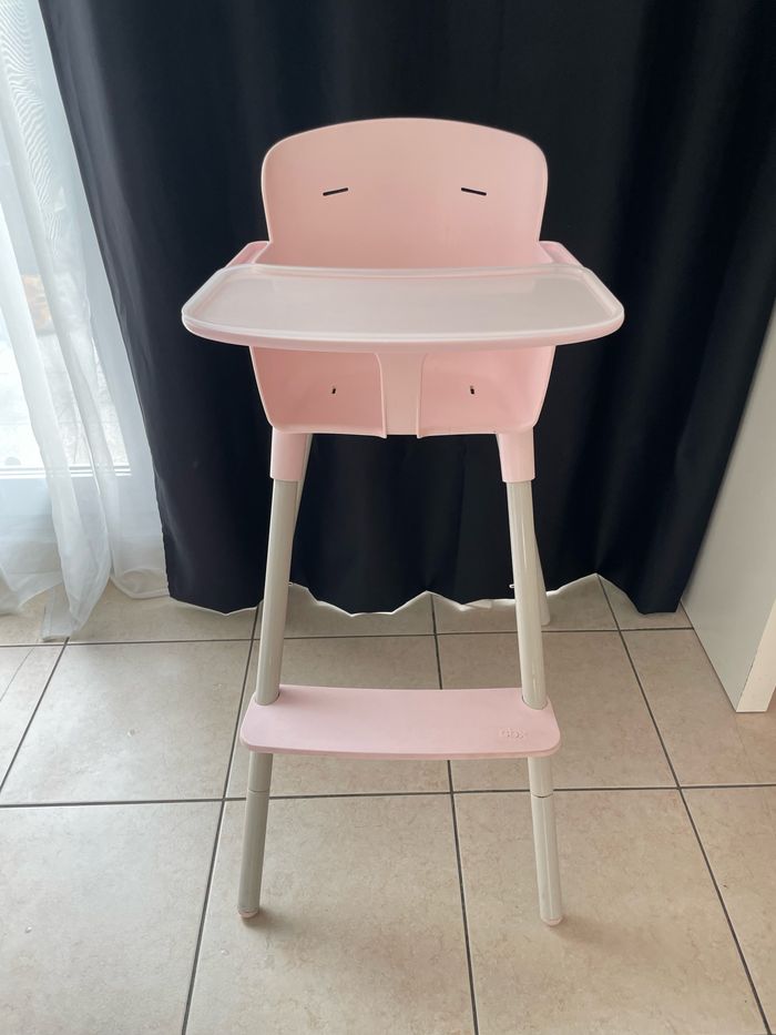 Chaise haute bébé fille rose s’adapte au bar