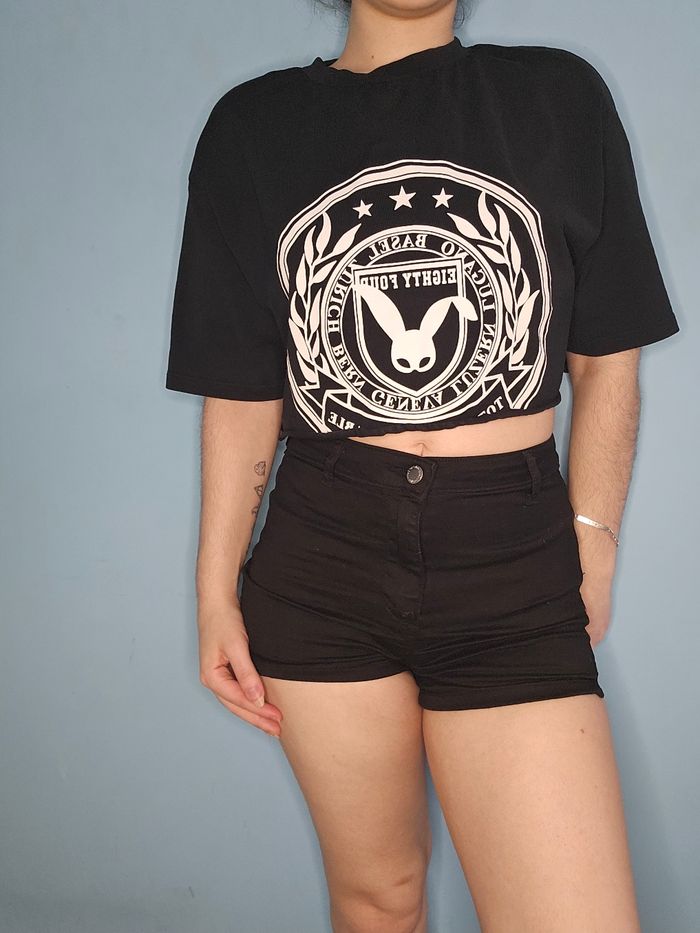 T shirt crop top noir imprimé logo style streetwear - photo numéro 2