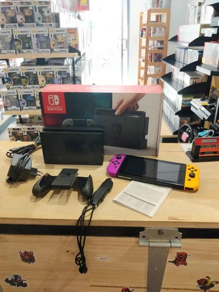Nintendo Switch V2 Jaune & Violet
