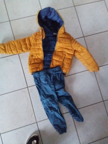 Anorak moutarde et un pantalon bleu 4 ans