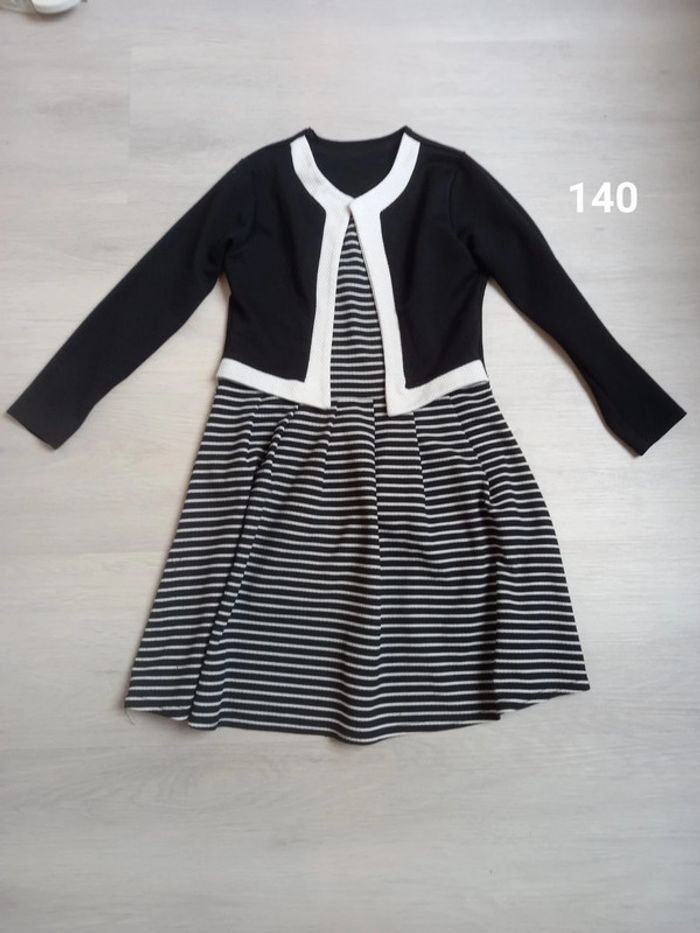 Jolie robe avec petit gilet attaché gaille 146