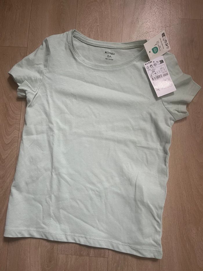 T-shirt vert d’eau 5 ans neuf avec étiquette