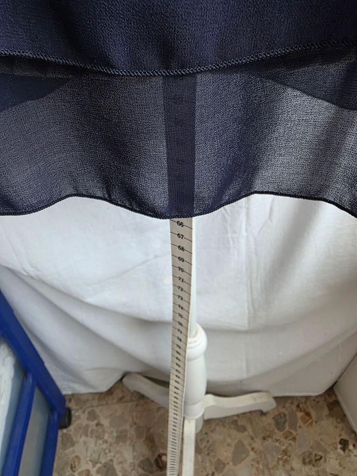 Débardeur,marine, fluide, en polyester, en très très bon état, doublure plus longue, dos lacet,largeur d'épaule 27cm, largeur sous bras 44cm, longueur 66cm, marque DPM =5€ - photo numéro 4
