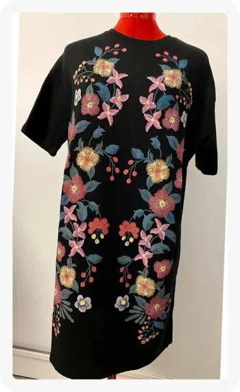 Robe épaisse fleurie et noire Zara