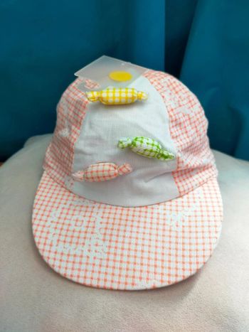 Casquette bébé à carreaux rose saumon – motif bonbons en relief