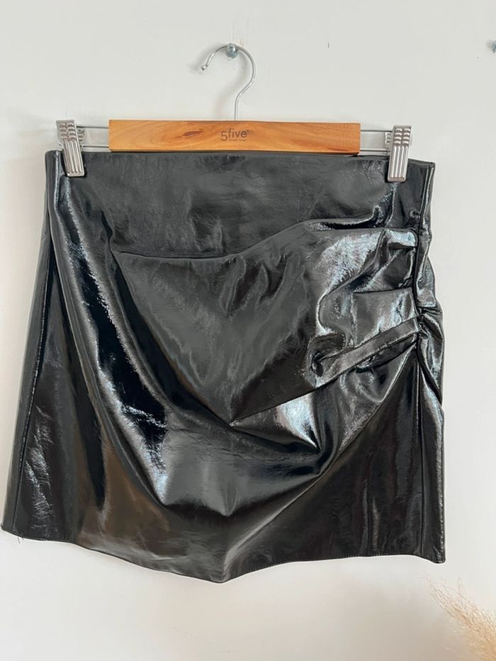 Jupe en similicuir noire Zara - photo numéro 3