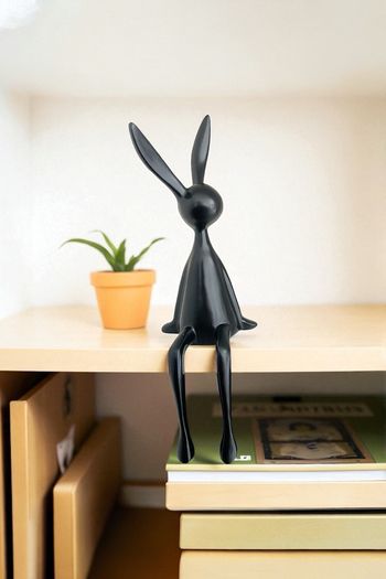 Statue déco design lapin assis – Noir – 28 cm