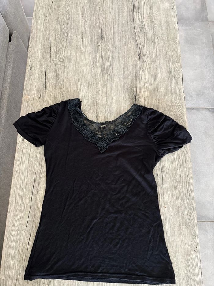 Tee-shirt avec dentelle - photo numéro 2