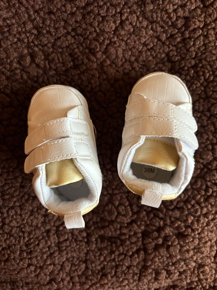 Baskets blanches à scratch - Taille 3/6 mois - photo numéro 3