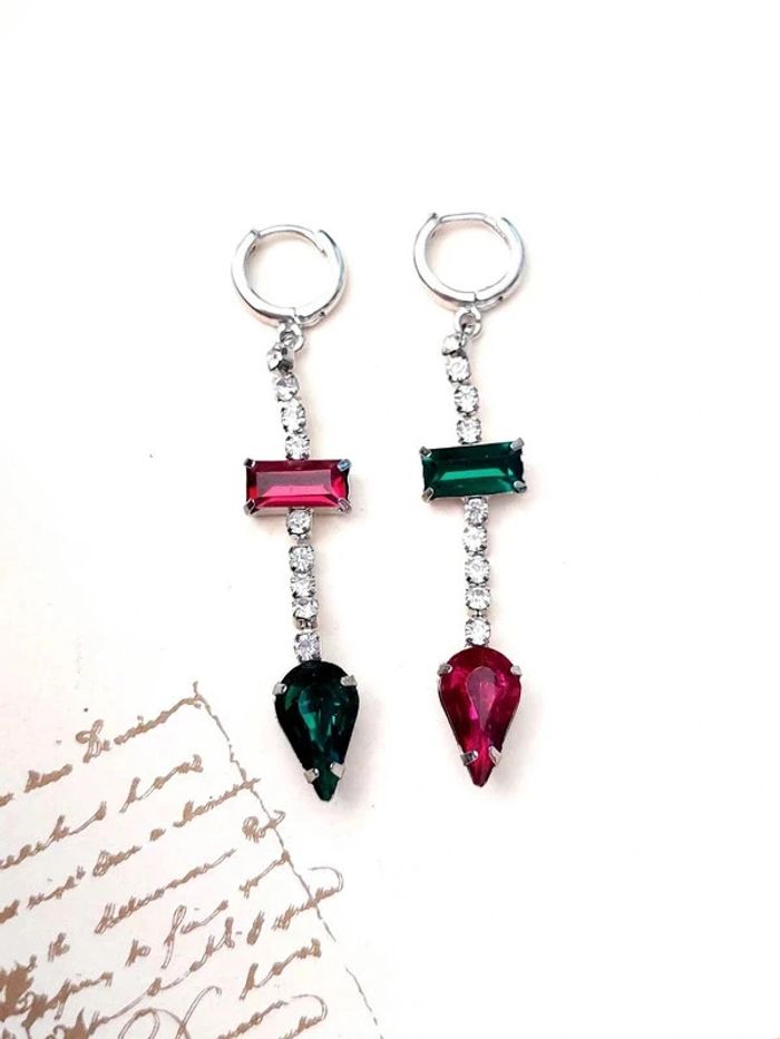 Magnifique paire de boucles d'oreilles pendantes avec strass style vintage - photo numéro 2