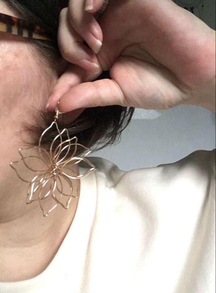 Boucles d’oreilles pendantes NEUVES pour femme forme de fleurs 🌼 couleur doré - photo numéro 3