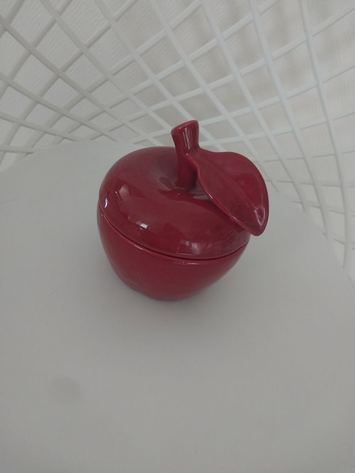 Boîte pomme en céramique rouge – déco cuisine / sucrier
