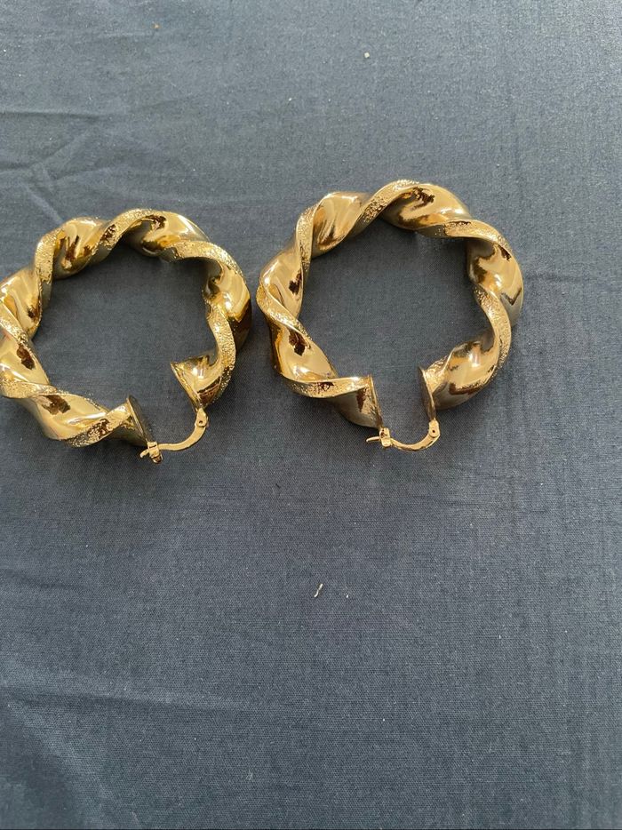 Boucles d’oreilles créoles torsadées dorées – avec pochette - photo numéro 3
