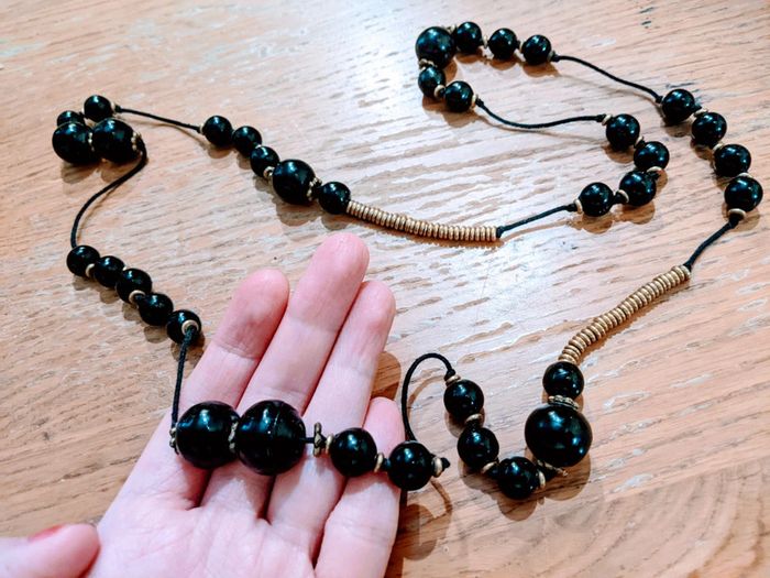 Collier sautoir perles noir et laiton - photo numéro 2