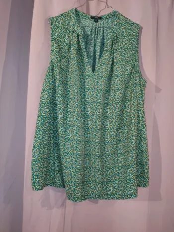 Haut vert fleurie taille 54