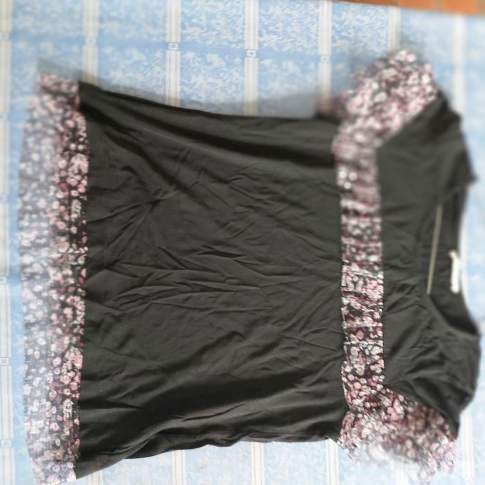 Tee-shirt noir volants