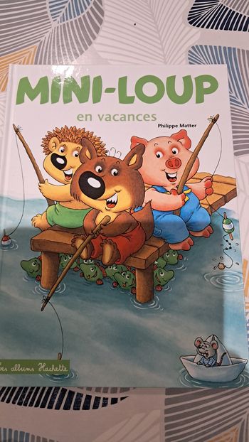 Livre mini loup en vacances