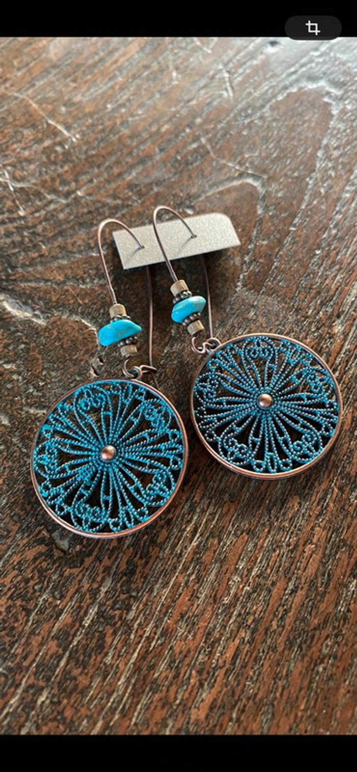 Magnifique paire de boucles d’oreilles avec perles, fleurs ronds et turquoise - photo numéro 3