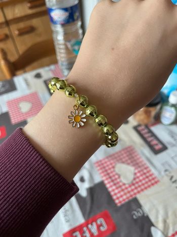 Bracelet de perles vertes avec breloque fleur.