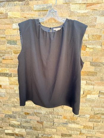 Tee shirt sans manches avec épaulettes