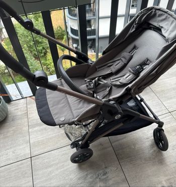 Poussette Cybex Melio avec protection pluie– ultra légère et compacte – très bon état