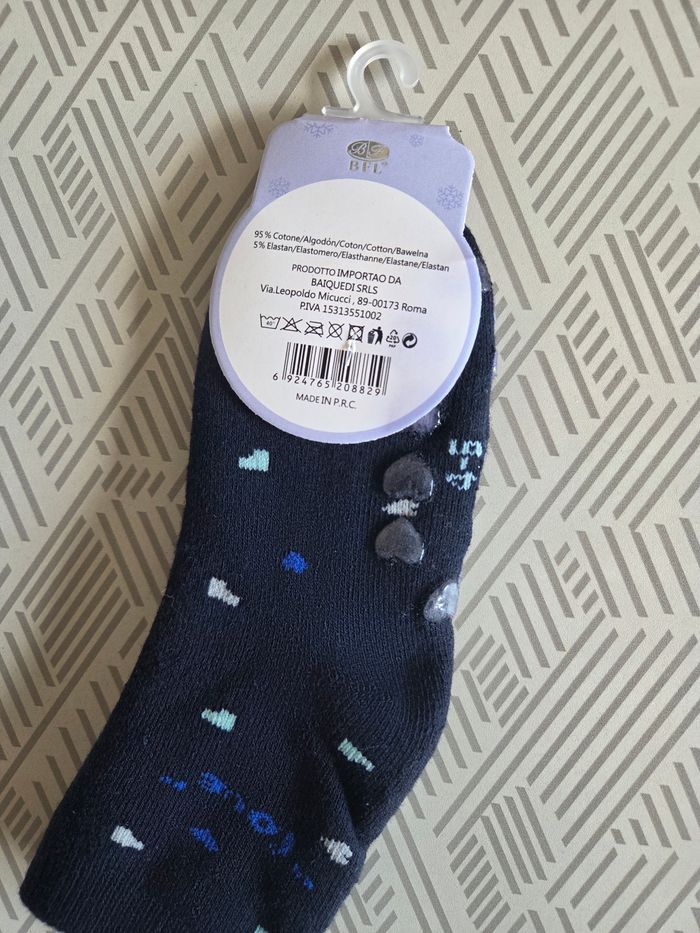 1 paire de chaussettes neuves antidérapante 24/27 - photo numéro 2