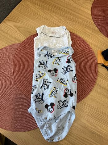 Deux body sans manches, taille 62 / 68