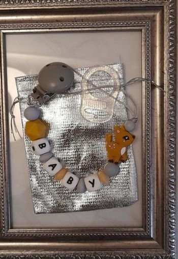 Attache tétine personnalisé avec adaptateur et pochette cadeau