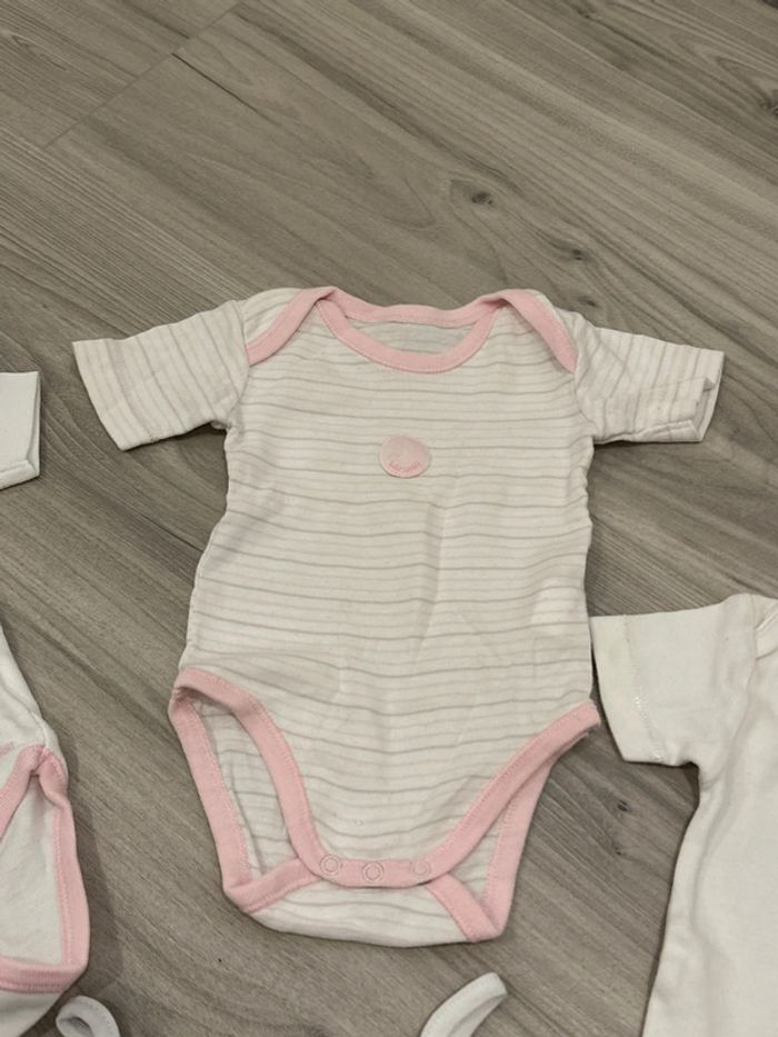 Lot de 4 bodies 3 mois tres bon état. - photo numéro 4