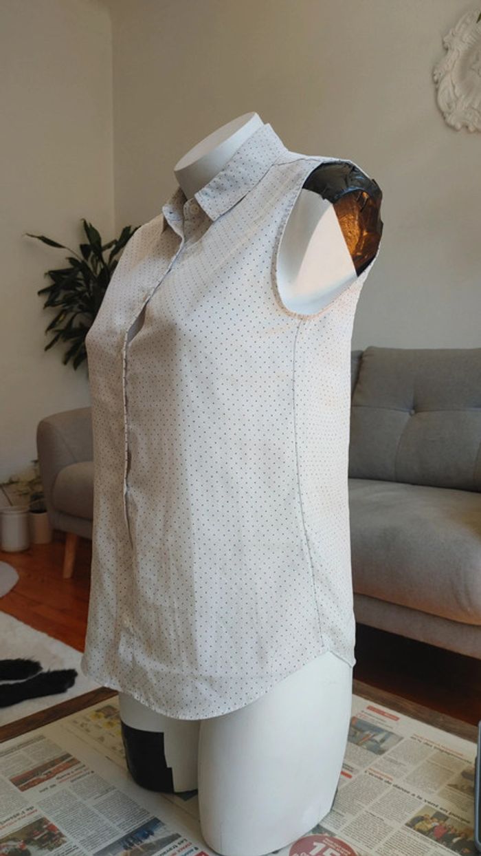 Chemise sans manche à pois noir sur fond blanc noué à la taille - photo numéro 5