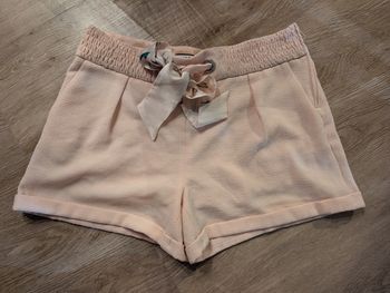 Short rose pâle avec noeud