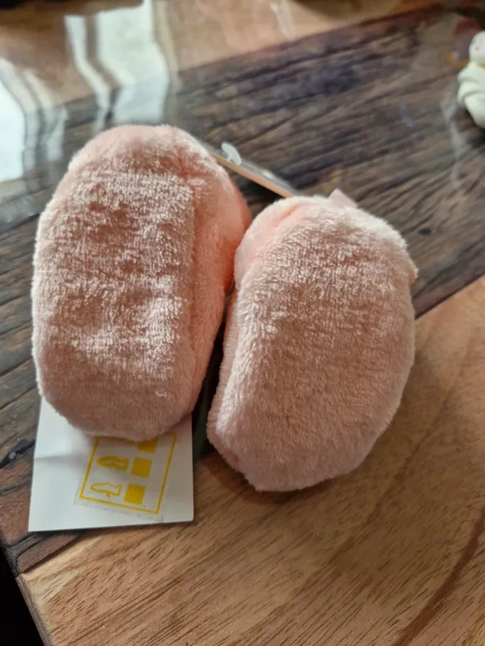 Chaussons neufs roses - photo numéro 3