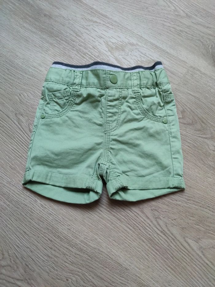 Short 9 mois neuf
