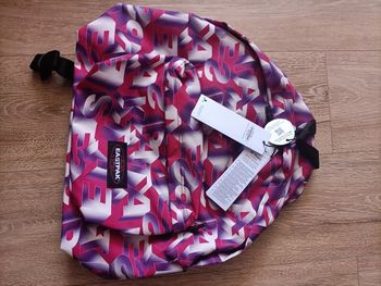 1 sac à dos Eastpak