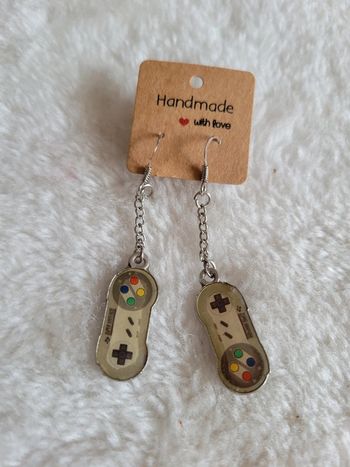 Boucles d oreilles  manettes videos